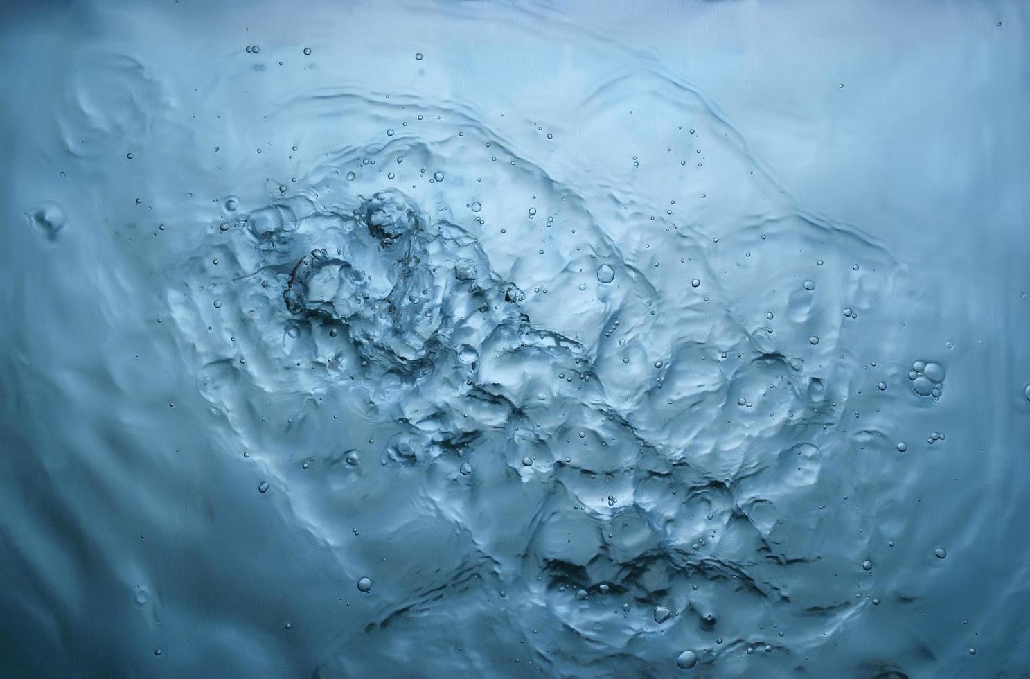 textuur van opspattend water op turkooizen achtergrond foto
