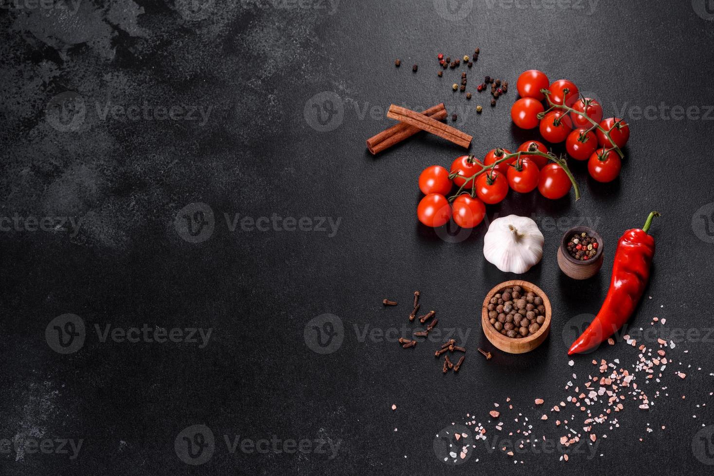 ingrediënten om te koken, specerijen, knoflook, tomaten en kruiden foto