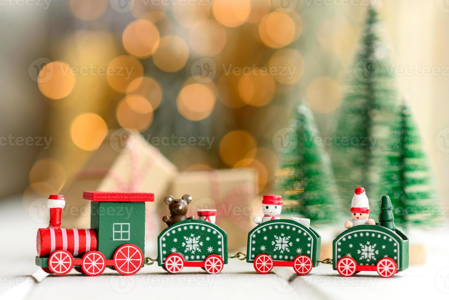 rode en groene elementen die worden gebruikt om de kerstboom te versieren foto