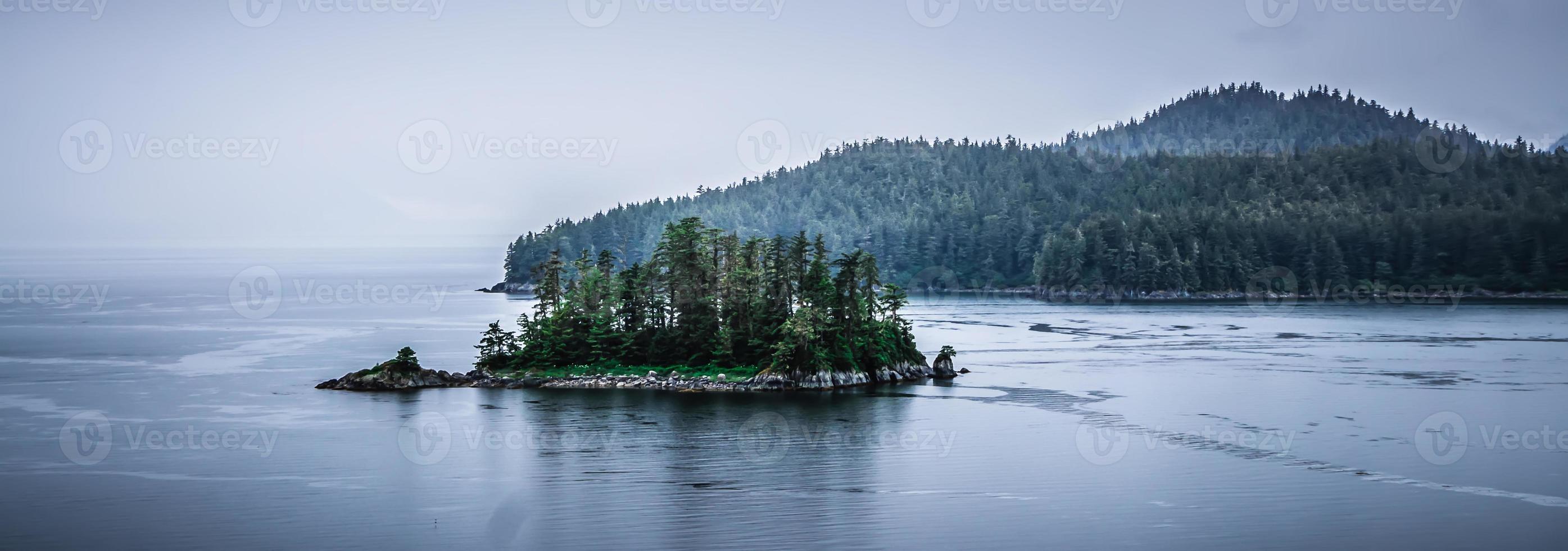 alaska natuur en bergketen met zeegezicht in juni foto