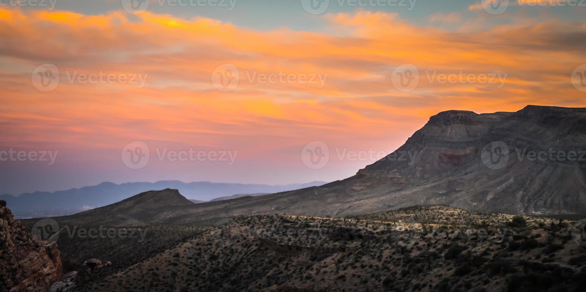 prachtig schilderachtig uitzicht op dantes in de bergen van Death Valley foto