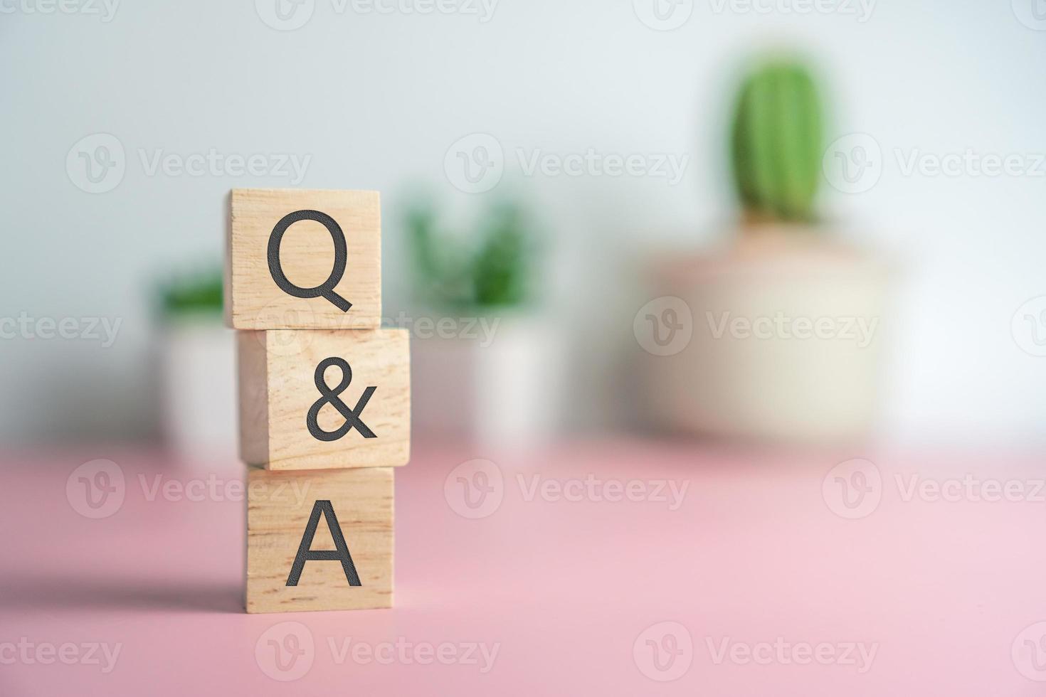 q en een alfabet op houten kubus. foto