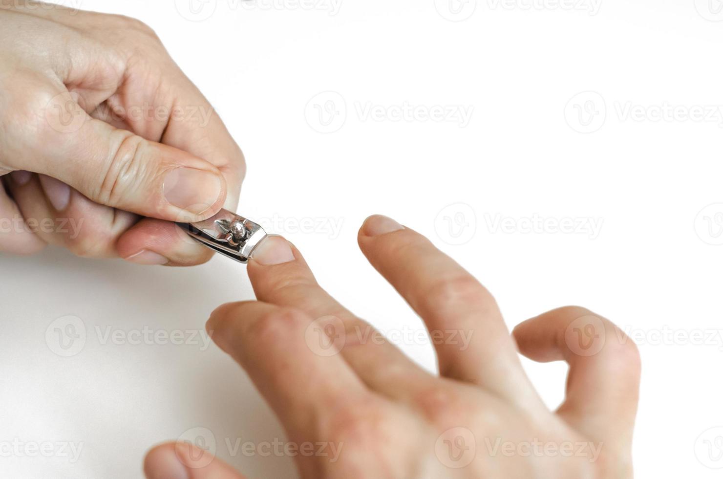 een jonge man doet een manicure foto