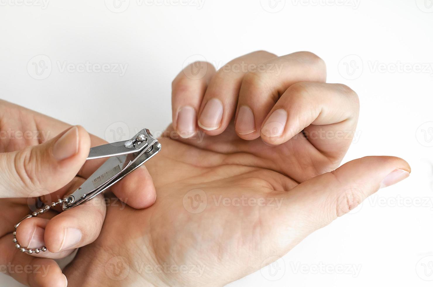 een jonge man doet een manicure foto