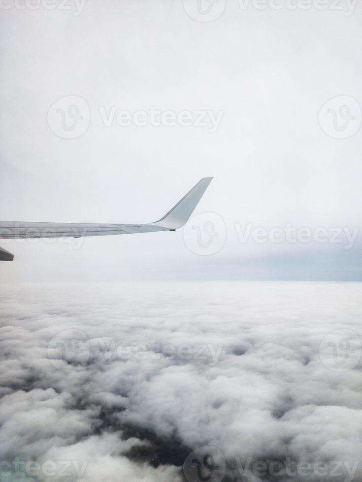 het uitzicht vanuit het vliegtuigraam foto