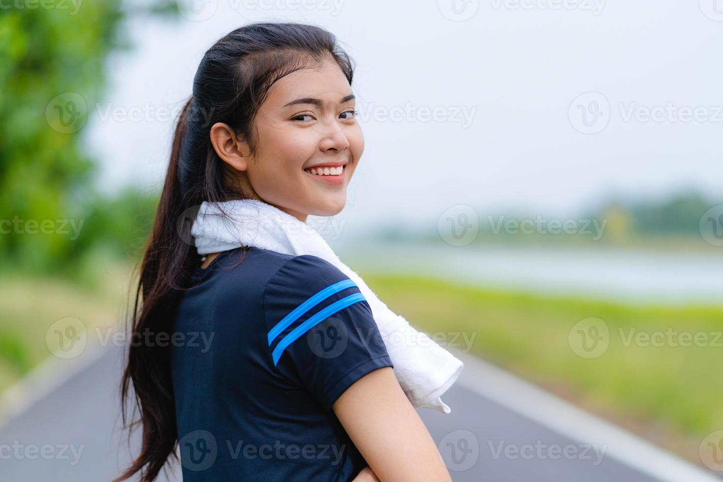 portret van mooi meisje in sportkleding glimlachend tijdens het sporten foto