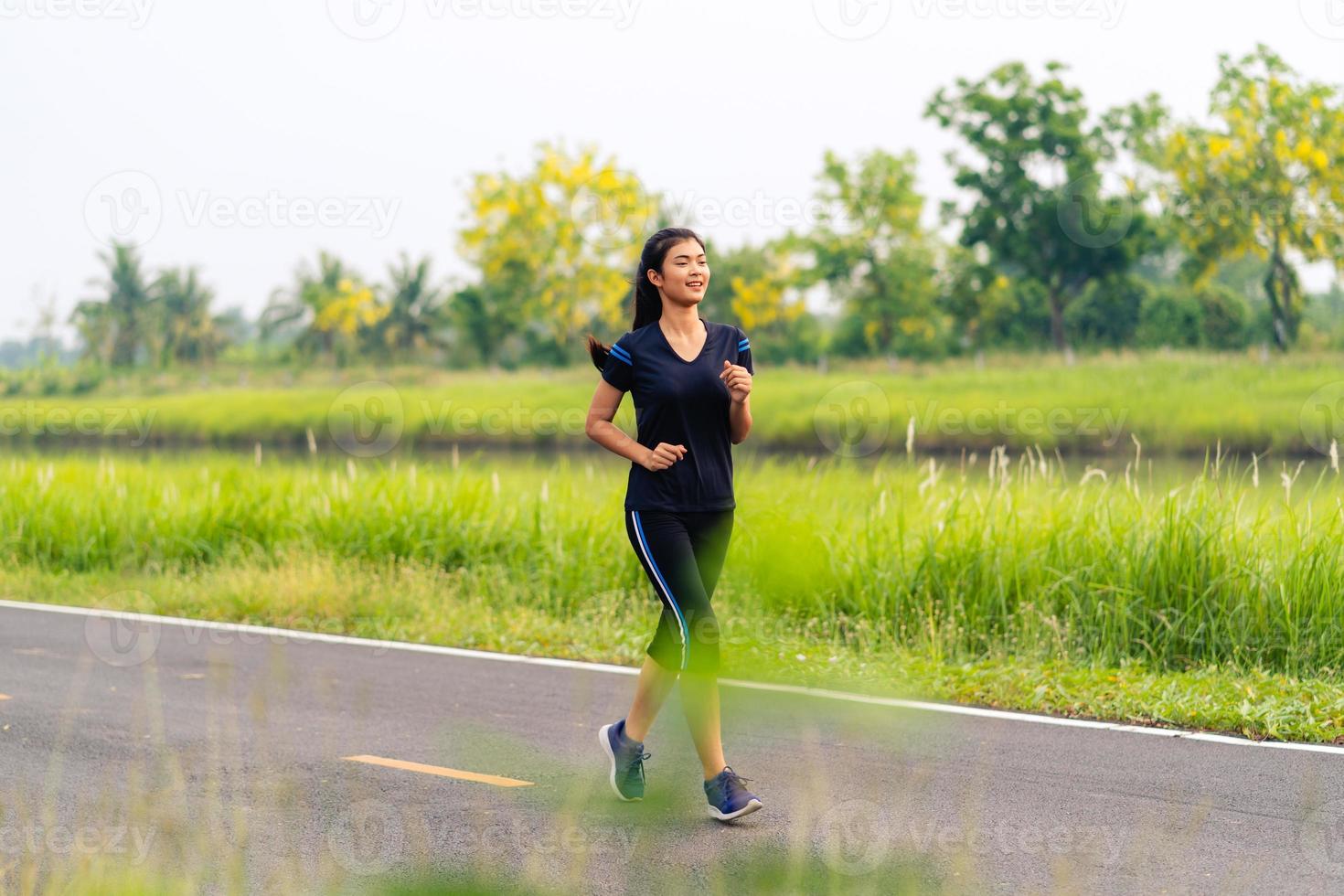 sport meisje, vrouw die op de weg loopt, gezonde fitness vrouw training foto