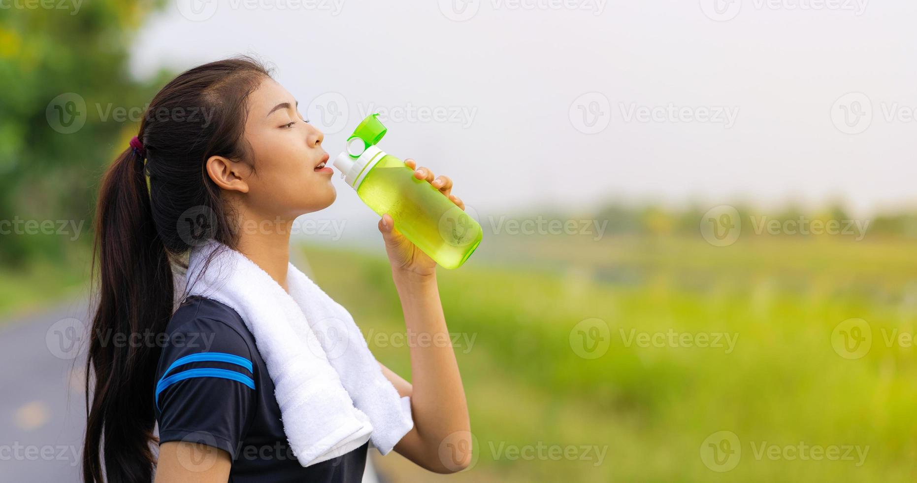 portret van mooi meisje in sportkleding drinkwater foto