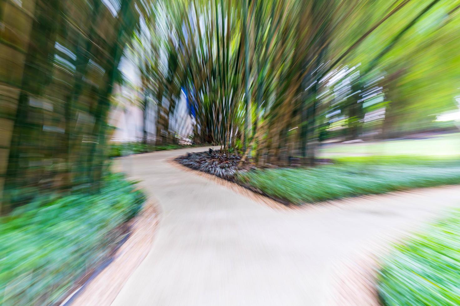 abstract vervagen loopbrug in bamboetuin foto