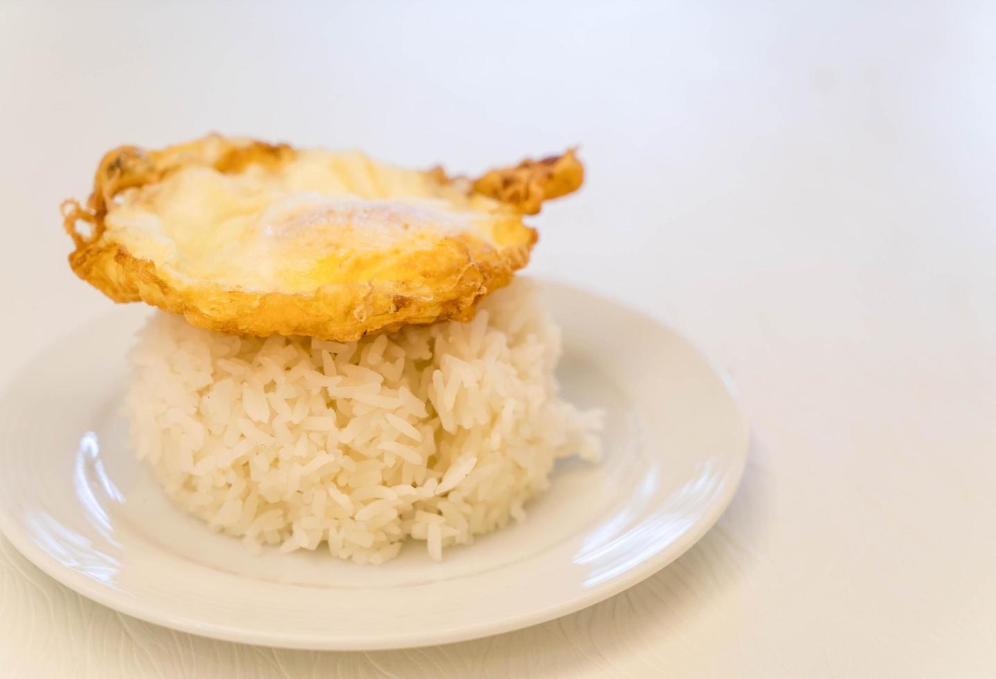 gebakken ei met rijst op tafel foto