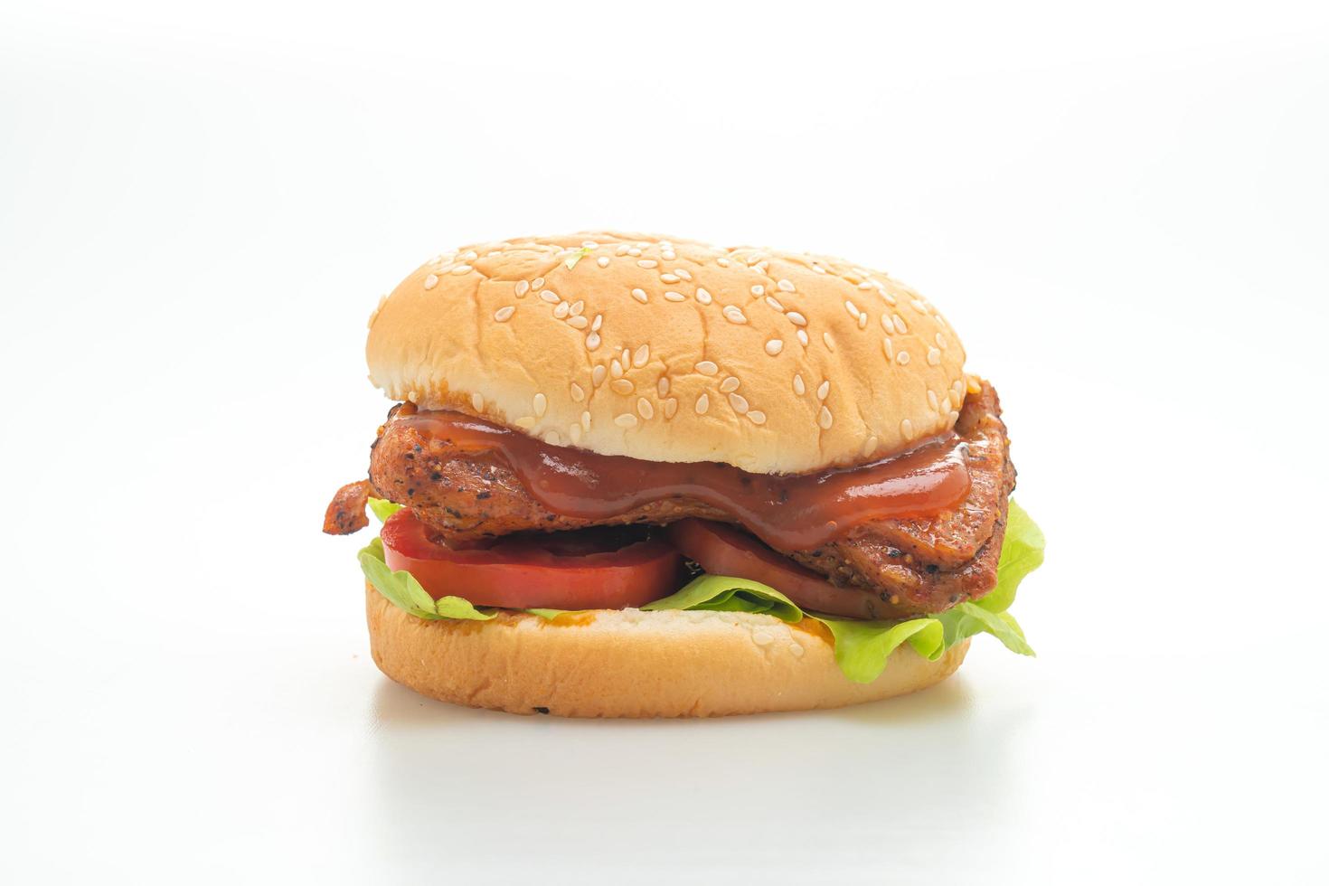 Gegrilde Kip Hamburger Met Saus Geïsoleerd Op Een Witte Achtergrond foto