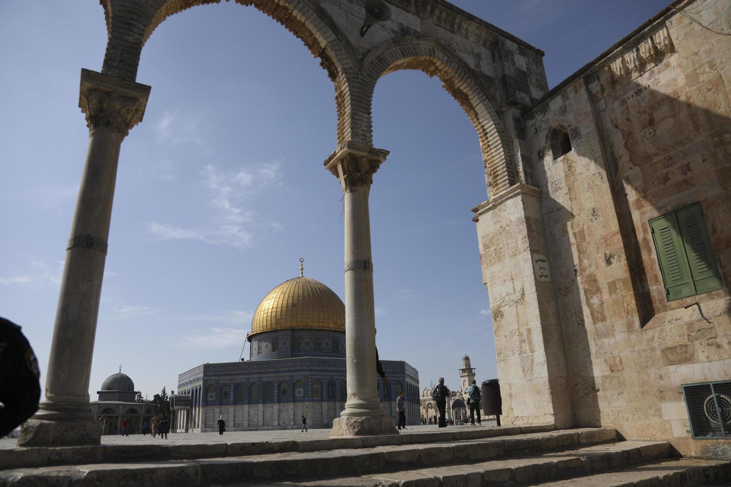 israël, jeruzalem, 2021 - mensen die de tempelbergkoepel bekijken de tempelbergkoepel van de rots jeruzalem, israël foto