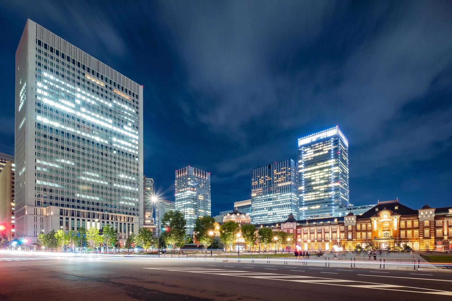 skyline van de stad tokyo op treinstation foto