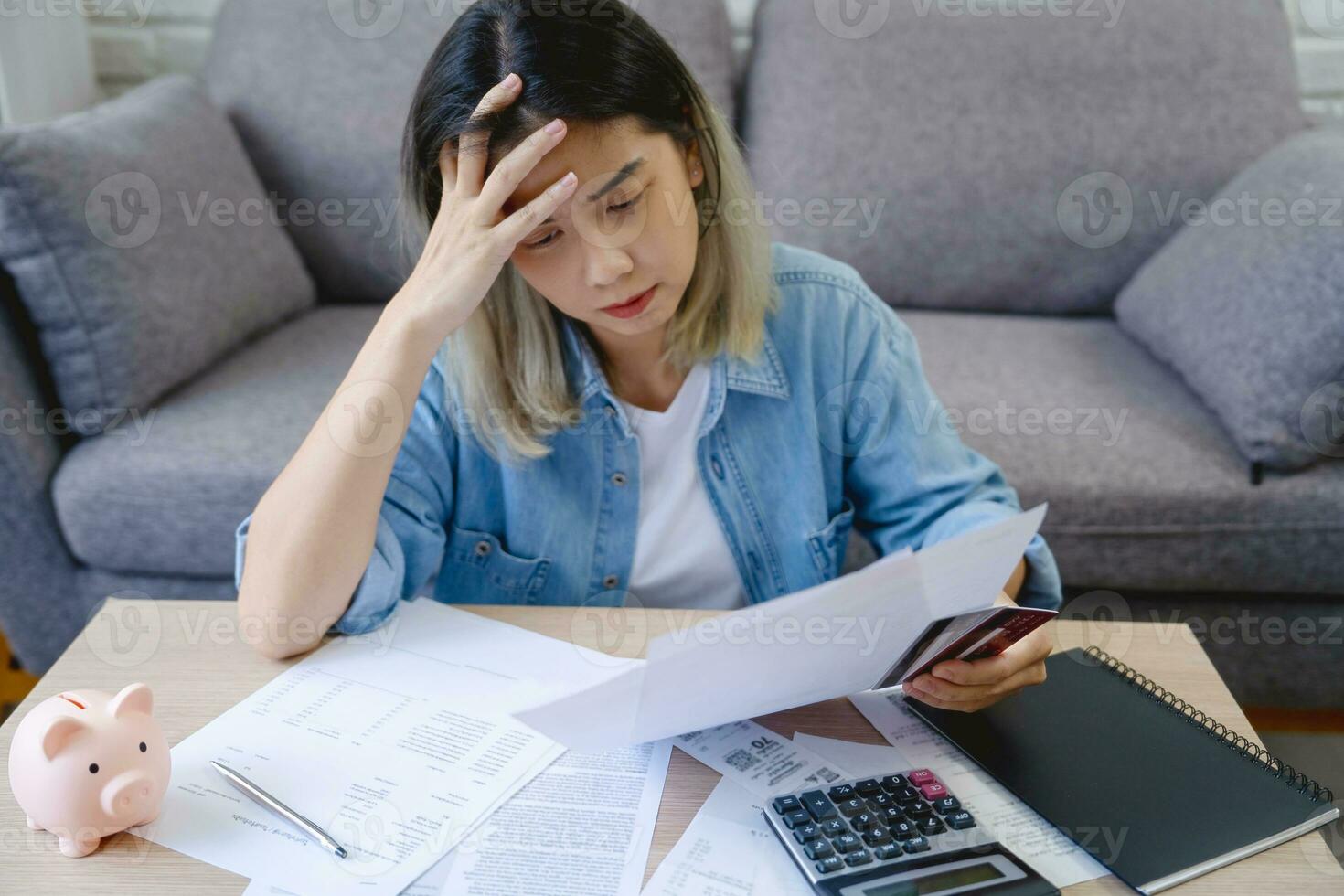 jong Aziatisch vrouw is benadrukt omdat ze looks Bij veel kosten rekeningen en ze heeft Nee geld naar betalen credit kaart schuld. ze had een hand- Aan haar hoofd, gevoel heel depressief. foto