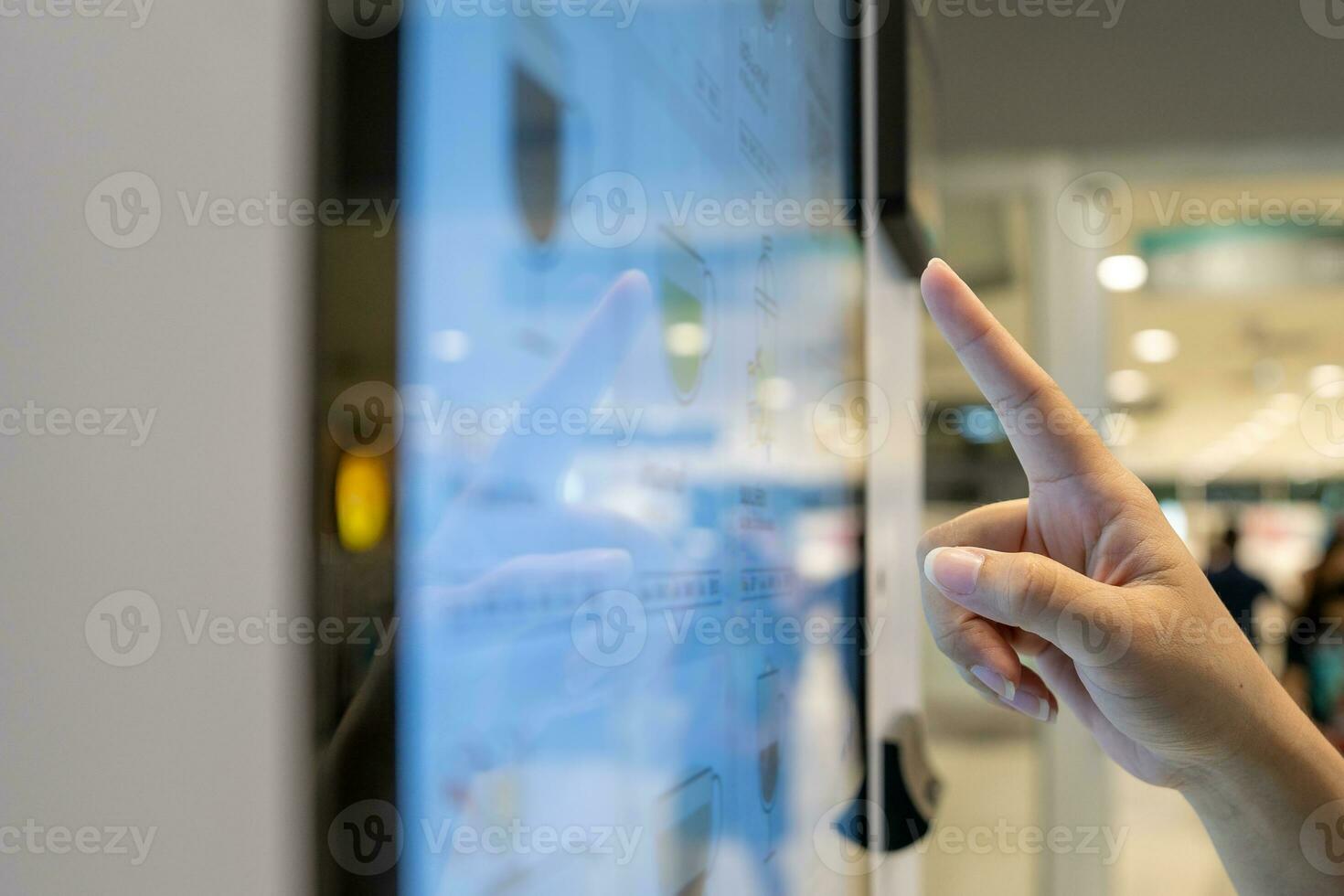 jong Aziatisch vrouw interactie met een scherm van een koffie verkoop machine. foto