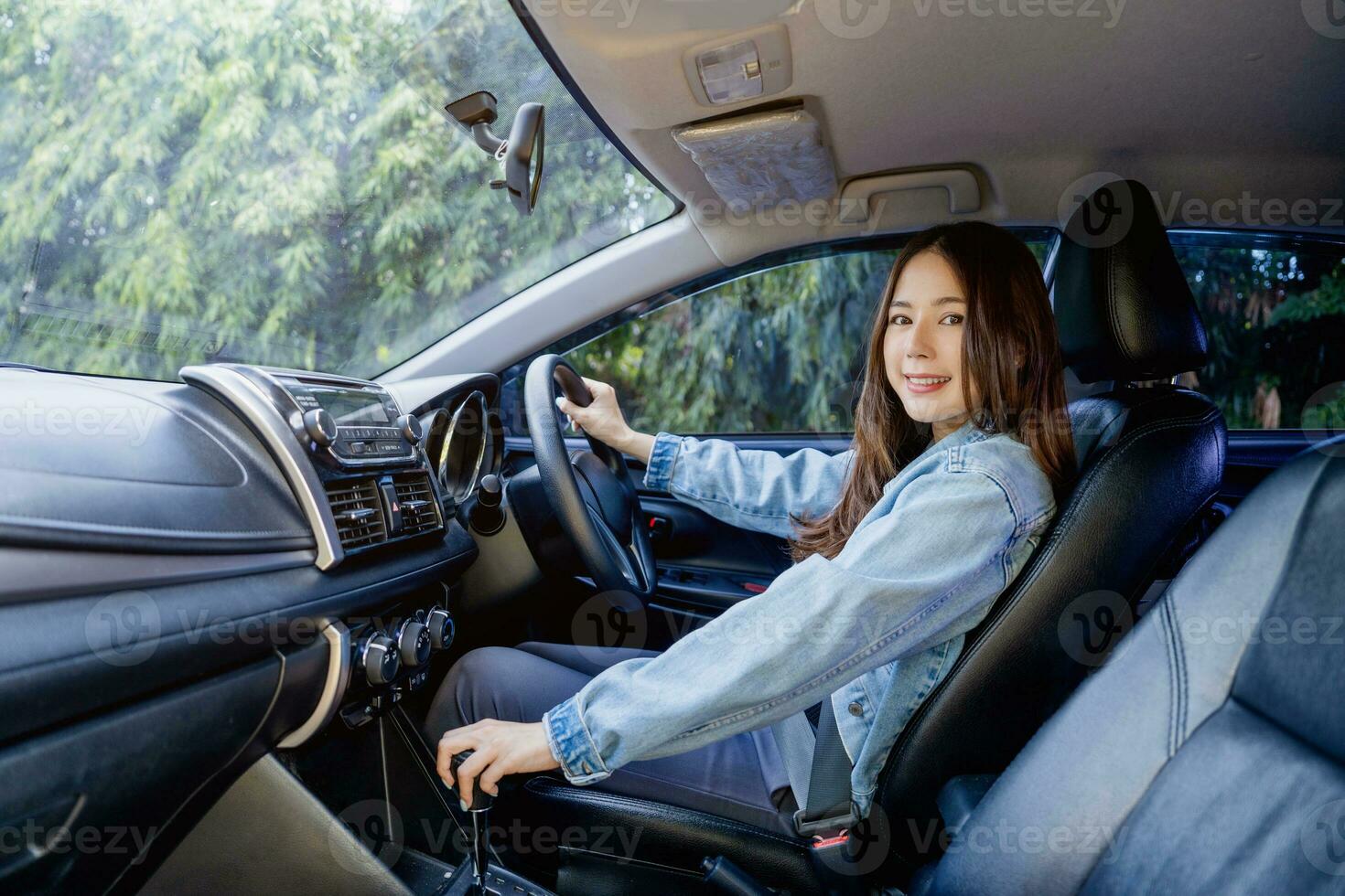 mooi jong vrouw het rijden auto, rondrit concept foto