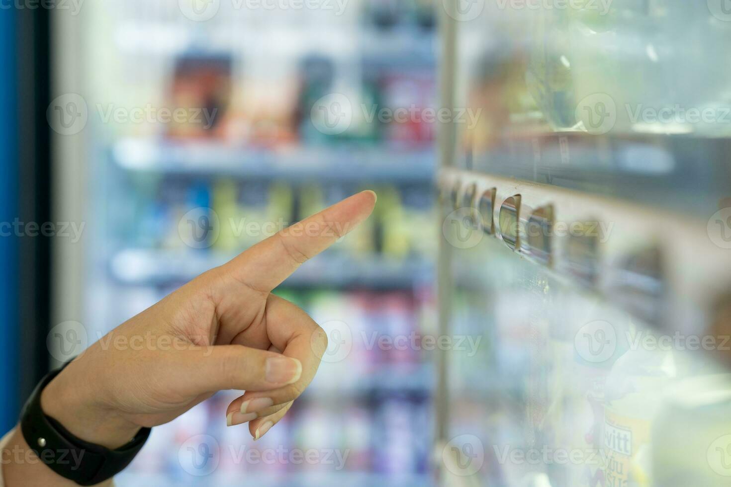 een vrouw buying drank Bij een verkoop machine foto