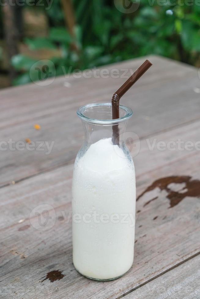 vanille milkshake fles op hout foto