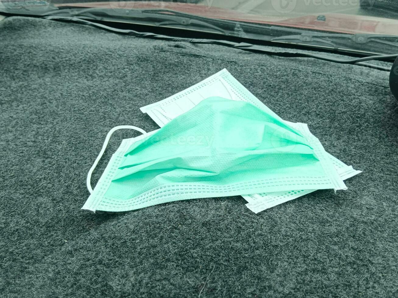 medisch masker geplaatst in de auto geplaatst Aan de auto troosten foto