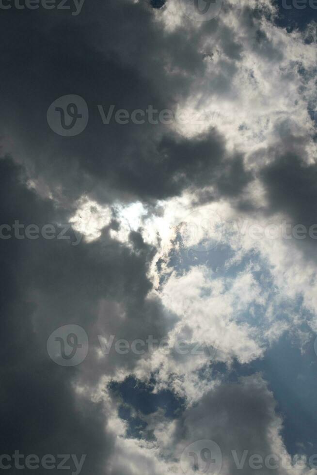 opvallend schoonheid van een dramatisch storm wolkenlandschap. foto