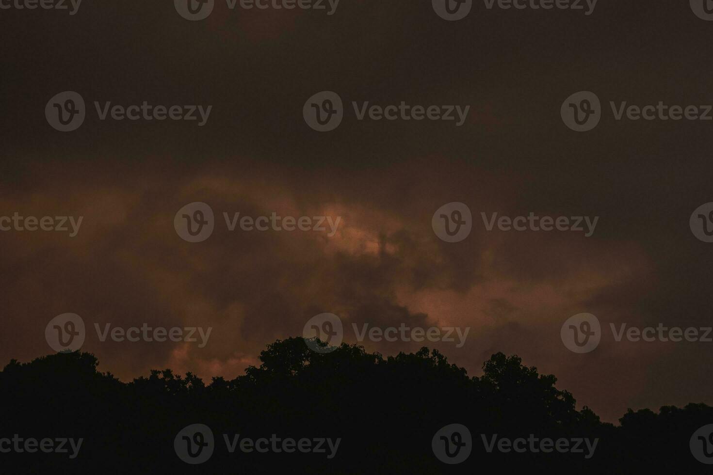 dramatische lucht met wolken bij zonsondergang foto