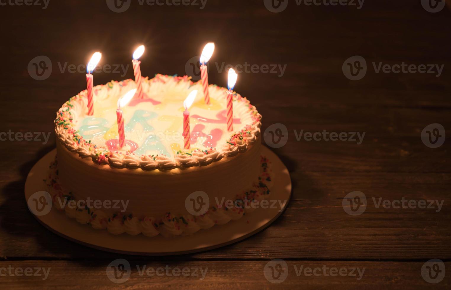 gelukkige verjaardagstaart op tafel foto