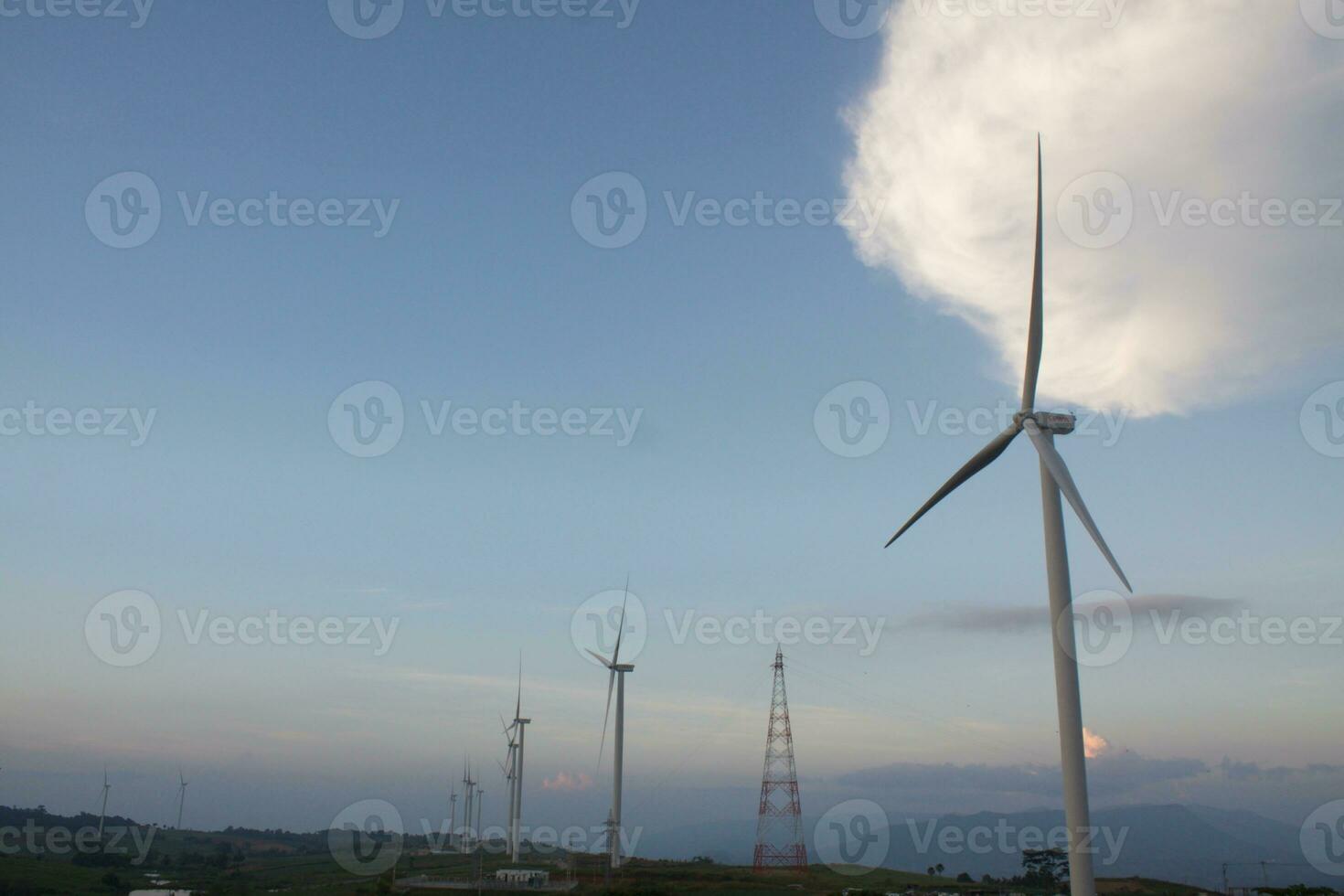 wind turbines Bij zonsondergang met een mooi lucht in de achtergrond. de concept van hernieuwbaar energie. foto