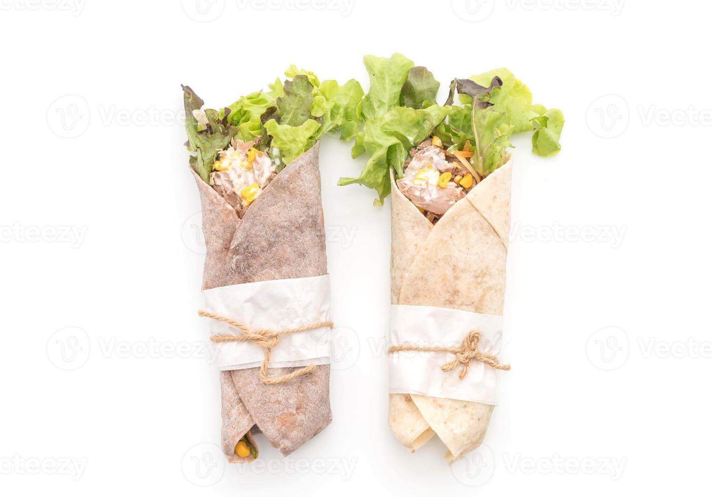 wrap salade roll met tonijn veldsla op witte achtergrond foto