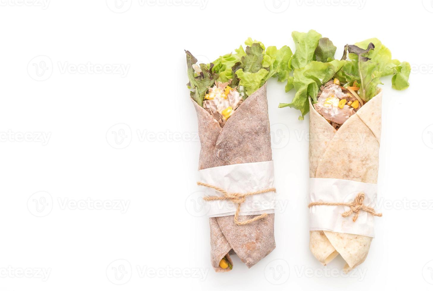 wrap salade roll met tonijn veldsla op witte achtergrond foto