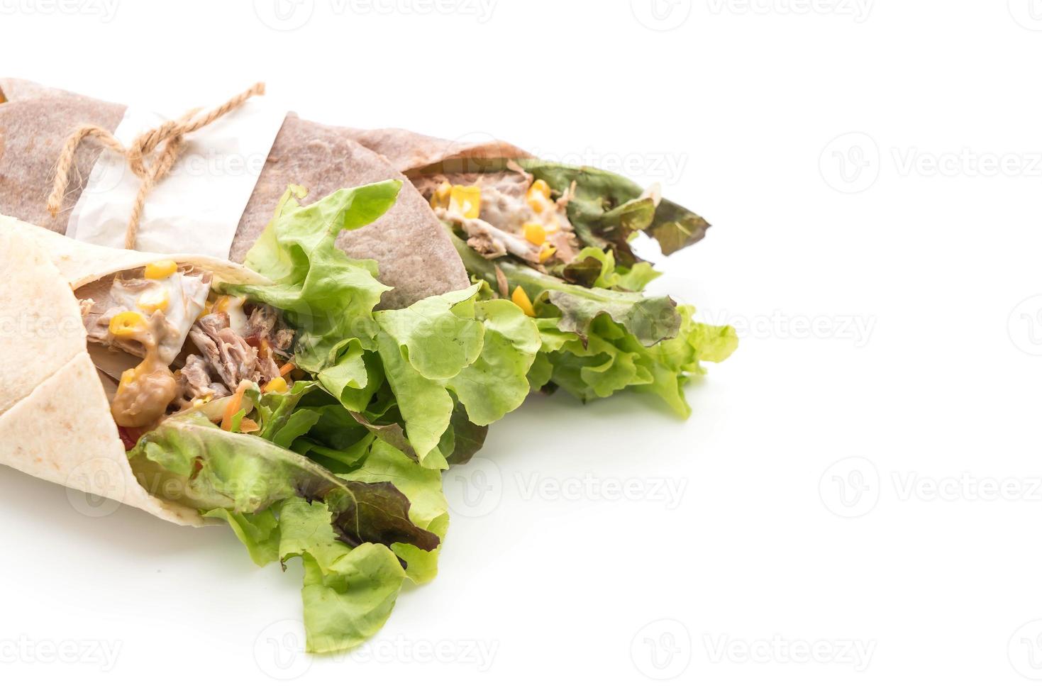 wrap salade roll met tonijn veldsla op witte achtergrond foto