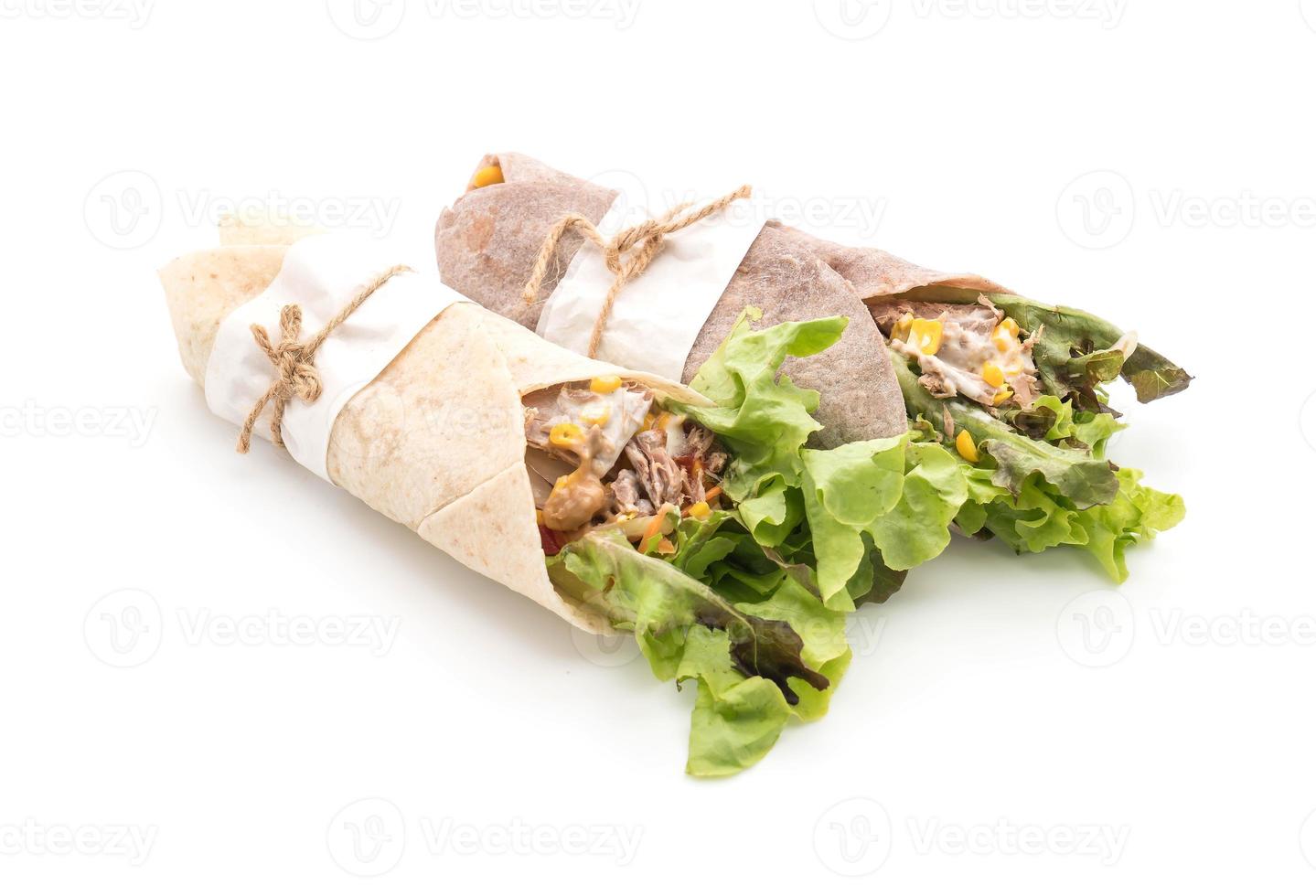 wrap salade roll met tonijn veldsla op witte achtergrond foto