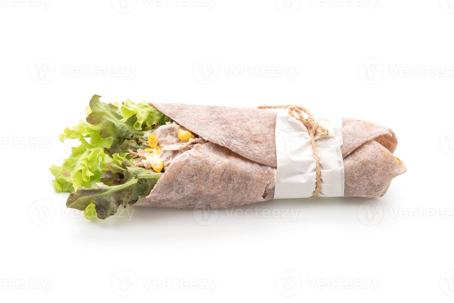 wrap salade roll met tonijn veldsla op witte achtergrond foto