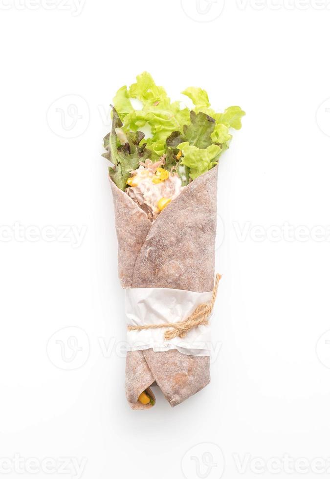 wrap salade roll met tonijn veldsla op witte achtergrond foto
