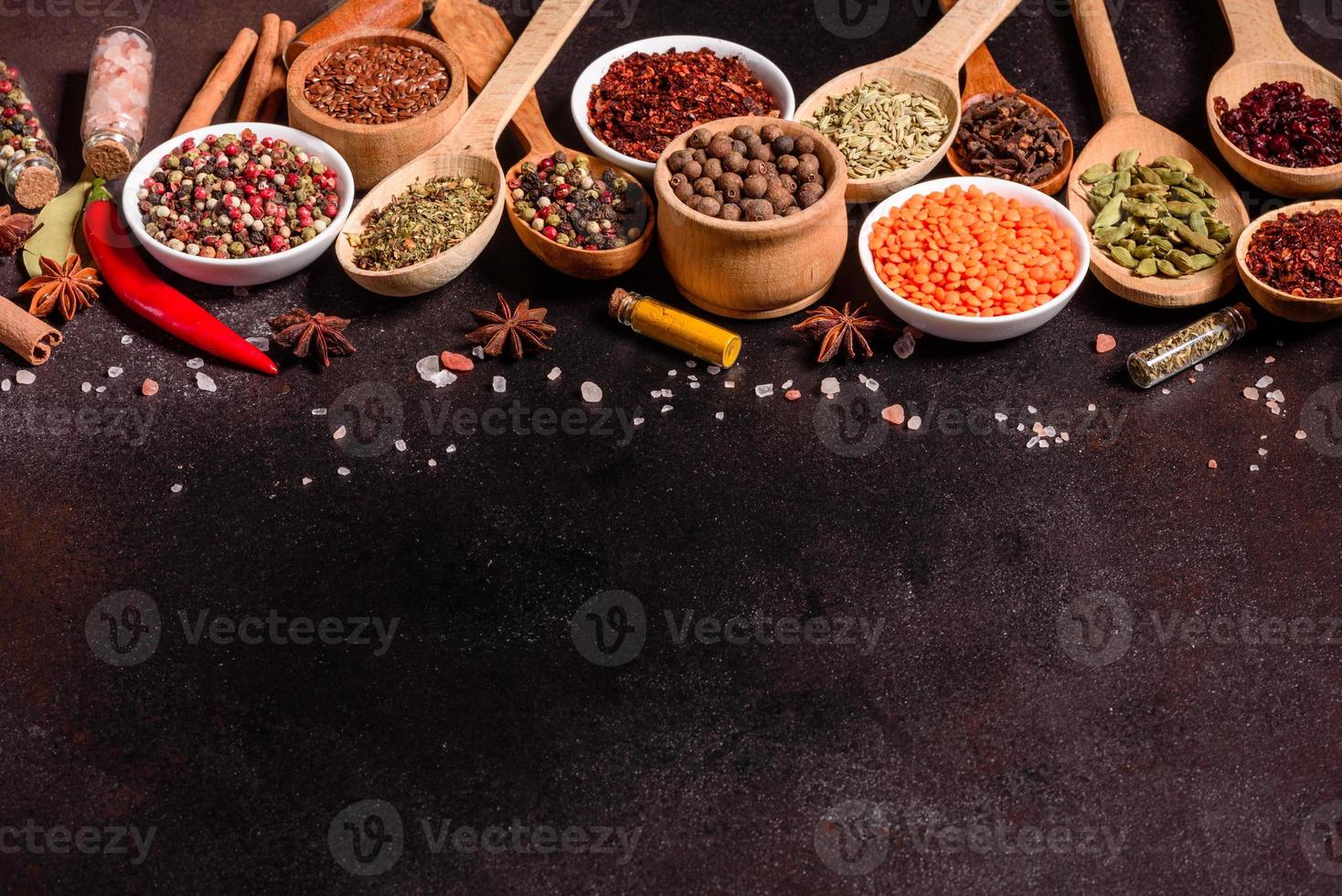 een set van specerijen en kruiden. Indiase keuken foto