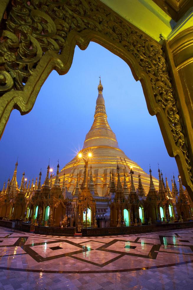 pagode in myanmar in de regen foto