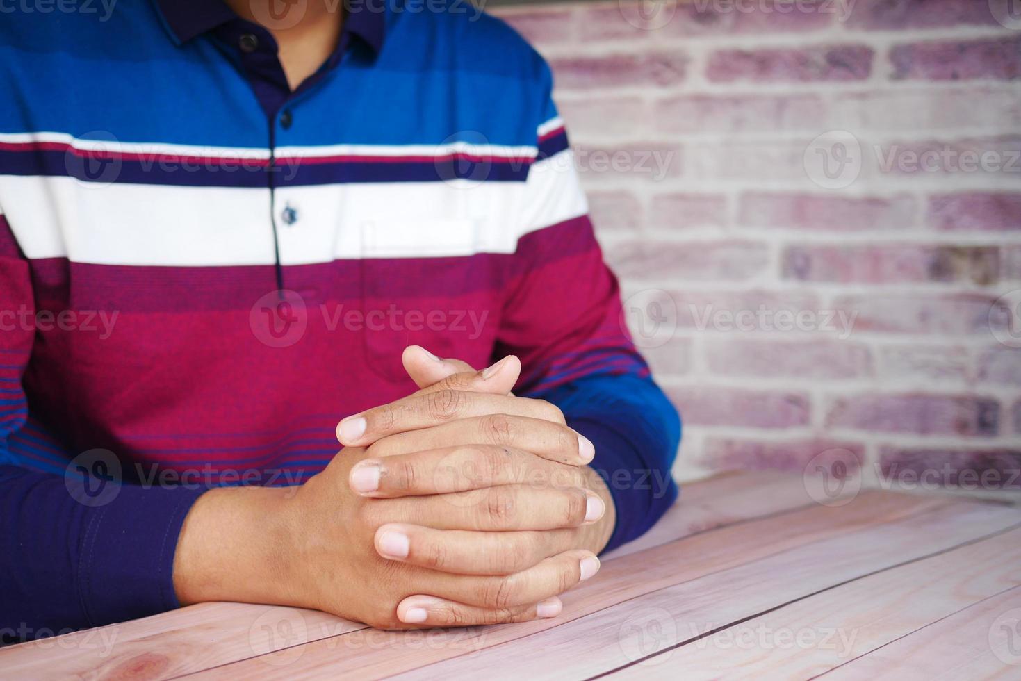 een nerveuze jonge man hand foto