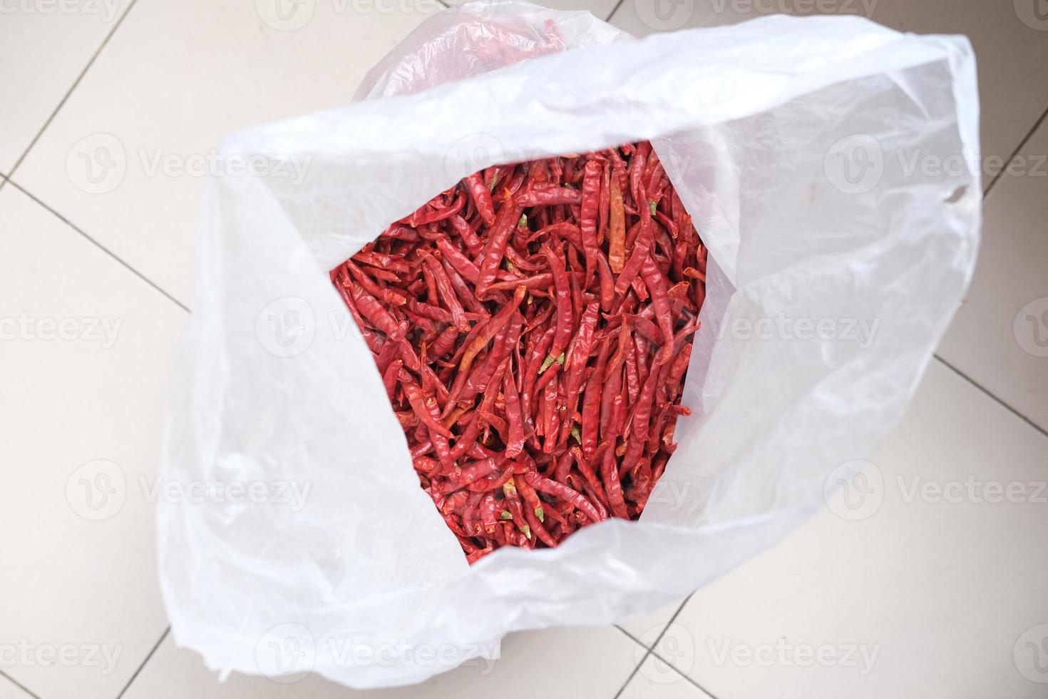 gedroogde paprika's in een plastic zak op de vloer foto