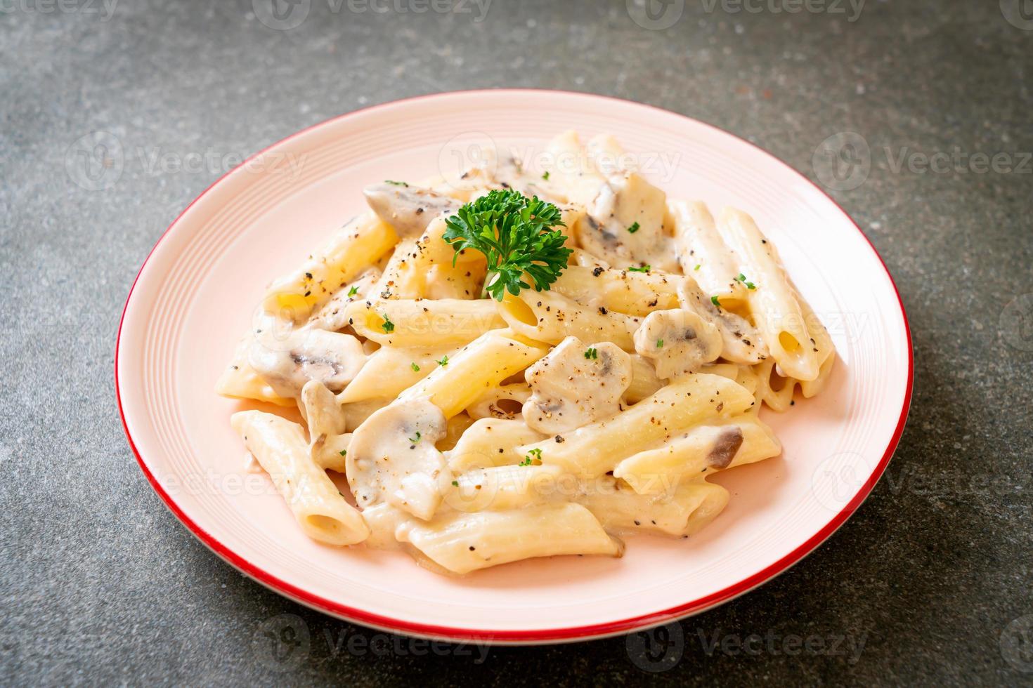 Penne Pasta Carbonara Roomsaus Met Champignons - Italian Food Style foto