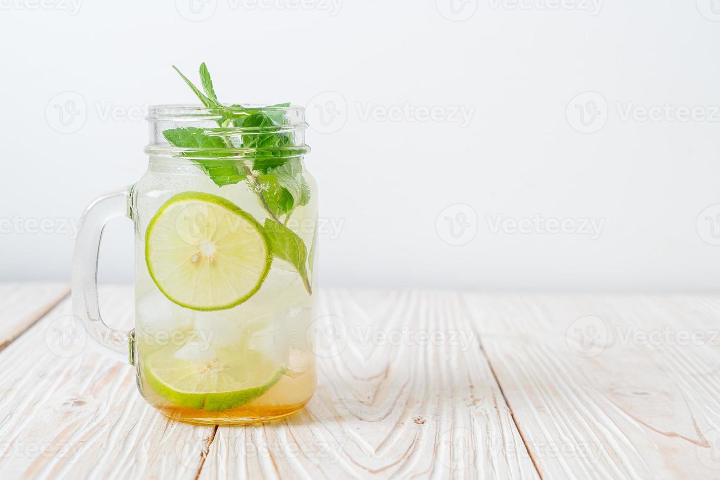 ijskoude honing en limoensoda met munt - verfrissend drankje foto