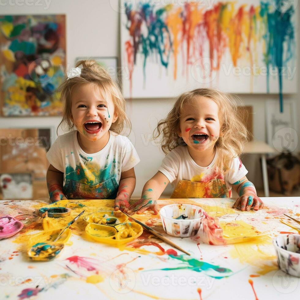 ai gegenereerd schattig kinderen lachend samen en hebben pret met verven. geschilderd in huid handen. kind portret. creatief concept. dichtbij omhoog foto