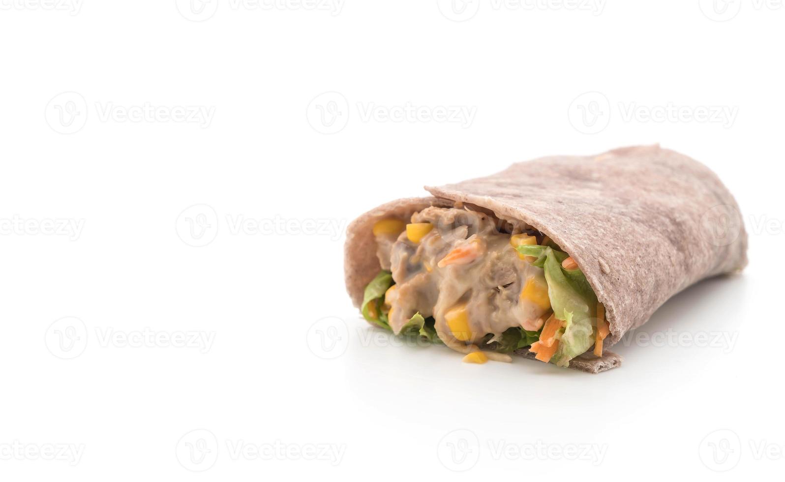 wrap salade roll met tonijn veldsla op witte achtergrond foto