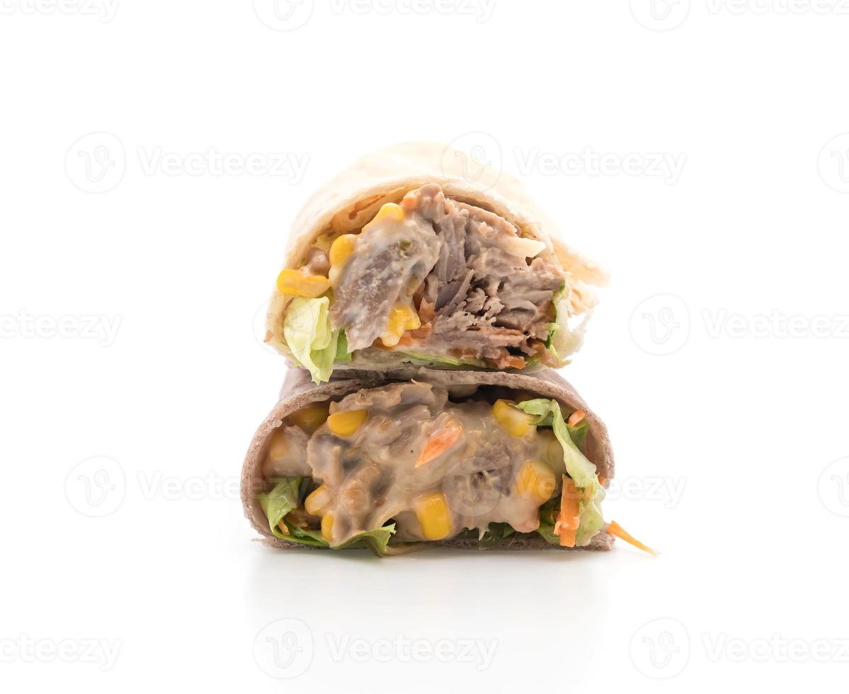 wrap salade roll met tonijn veldsla op witte achtergrond foto