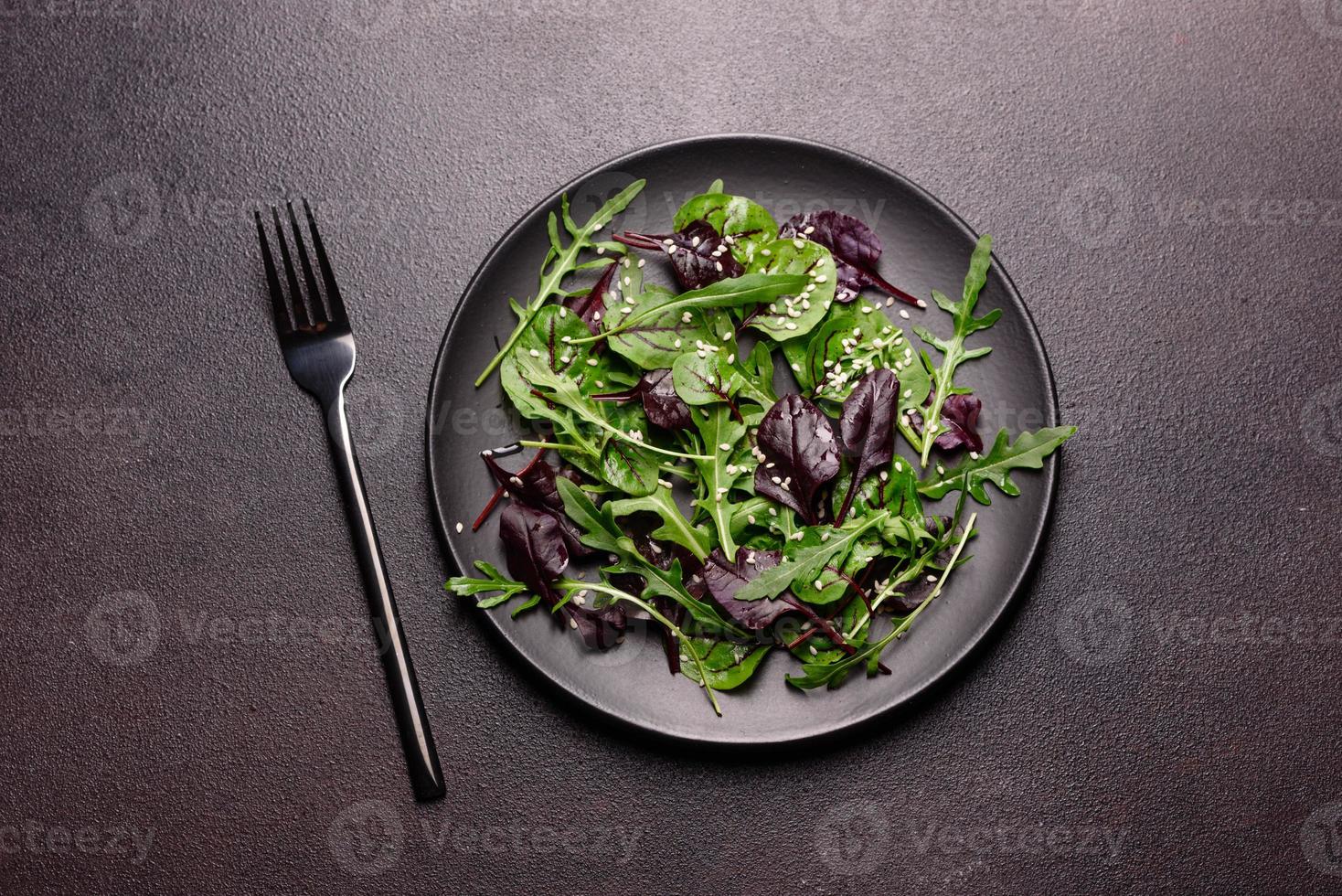 gezonde voeding, salademix met rucola, spinazie, stierenbloed foto