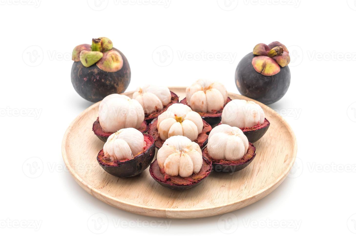 verse mangosteen op witte achtergrond foto