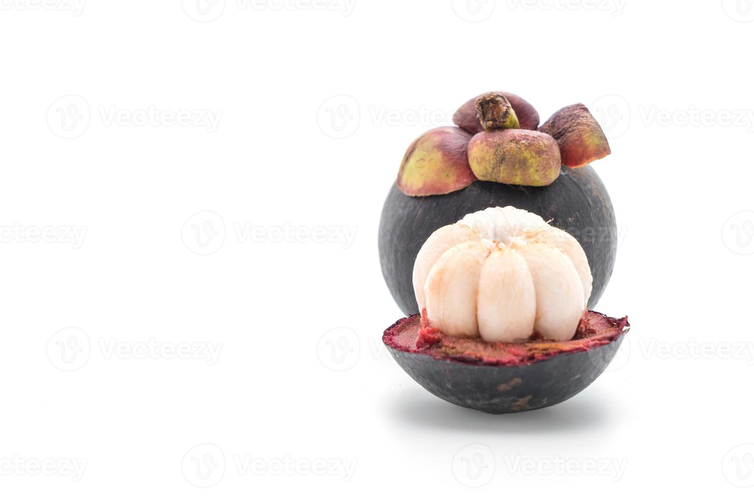 verse mangosteen op witte achtergrond foto