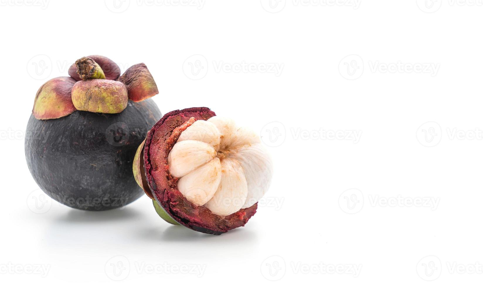 verse mangosteen op witte achtergrond foto