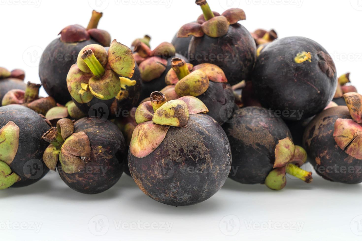 verse mangosteen op witte achtergrond foto