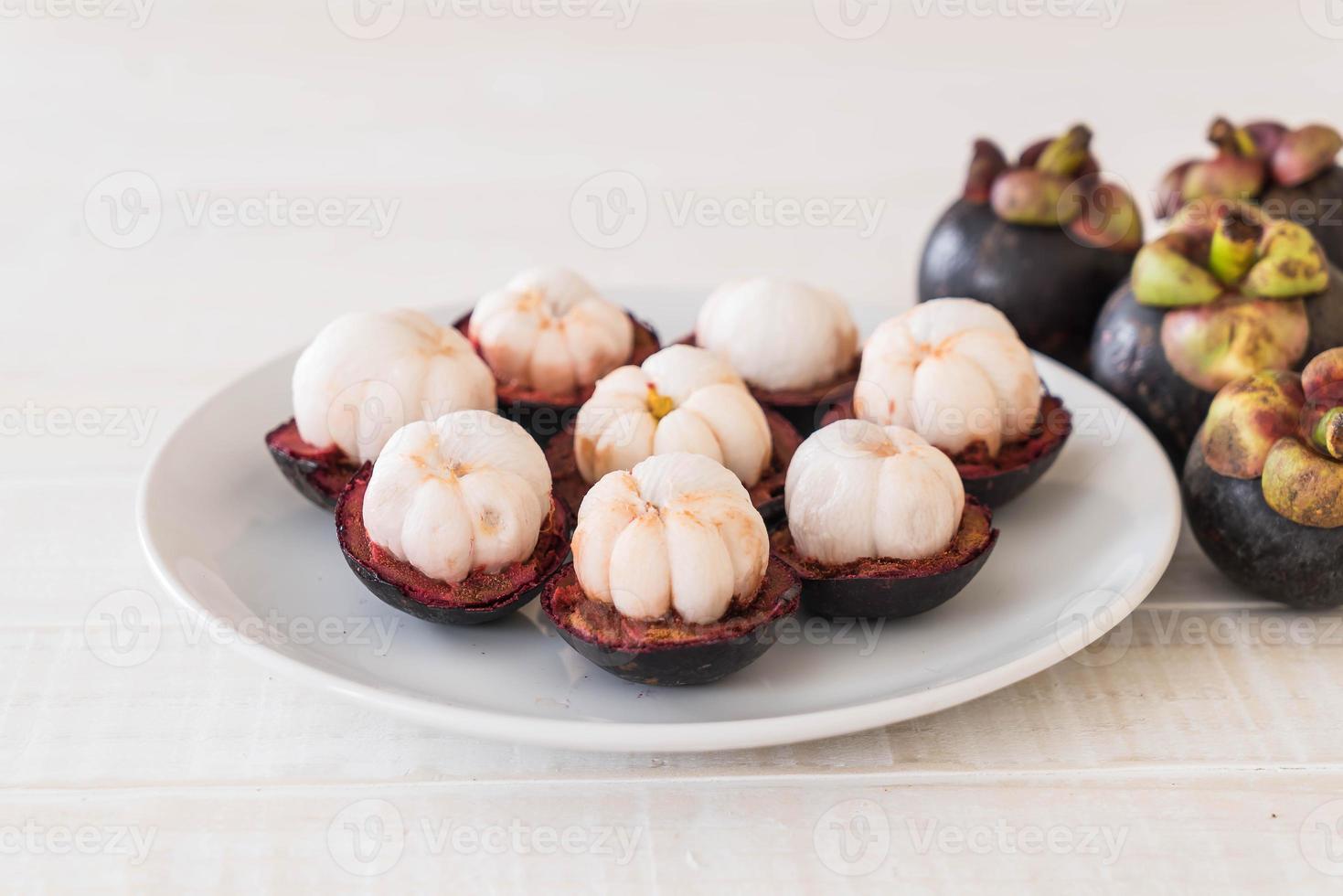 verse mangosteen op houten tafel foto