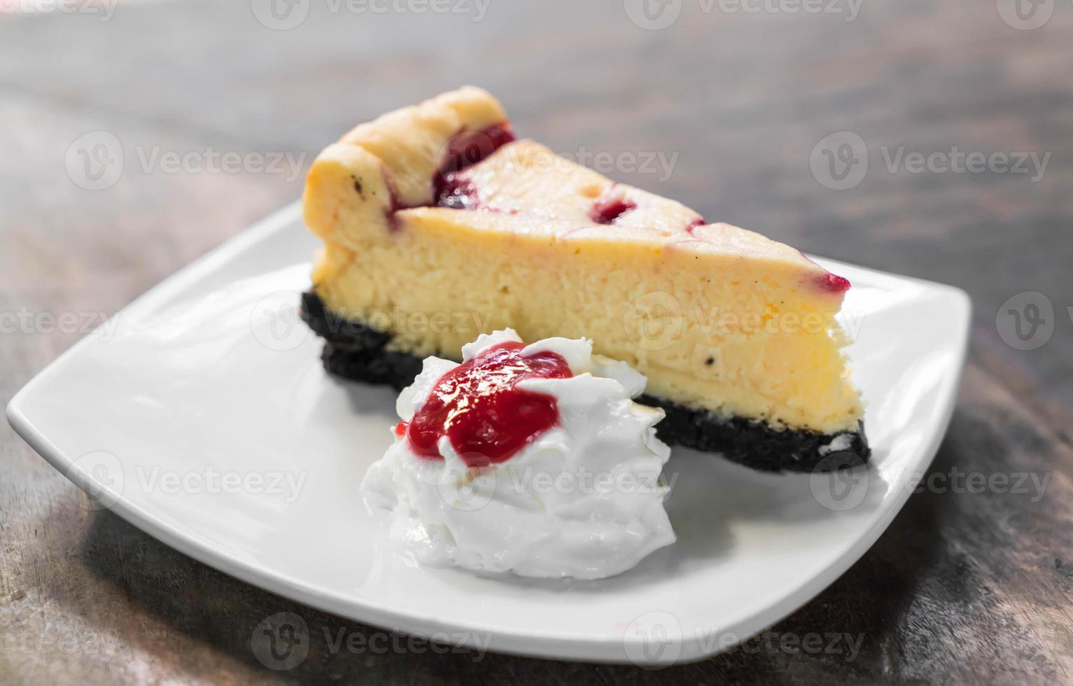 frambozen cheesecake met slagroom foto