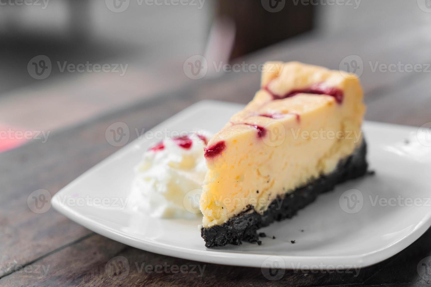 frambozen cheesecake met slagroom foto